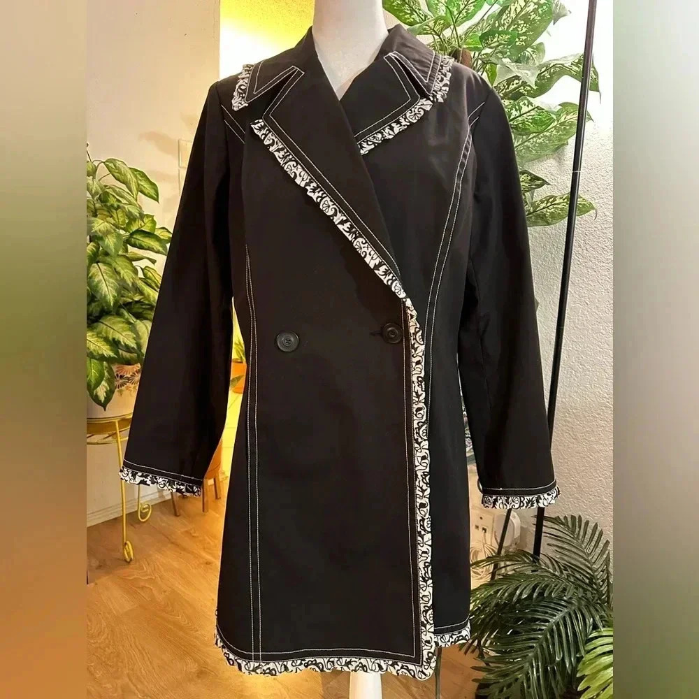 Dennis by Dennis Basso white/black ruffled hem coat W’s size S